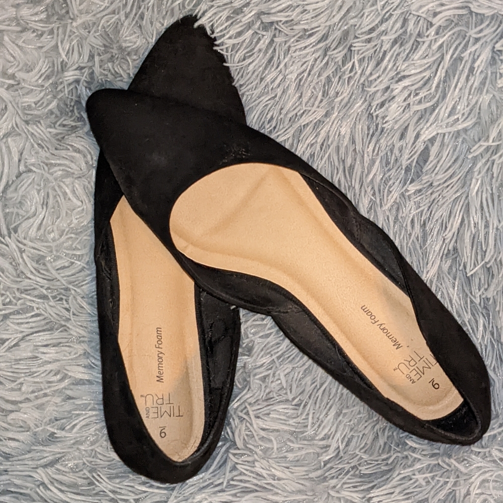 Pointed-toe Black Flats